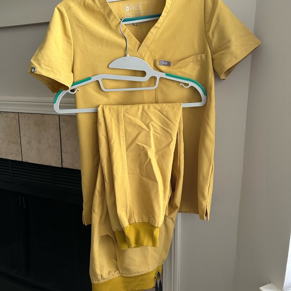 Figs Golden Yellow Scrub Set